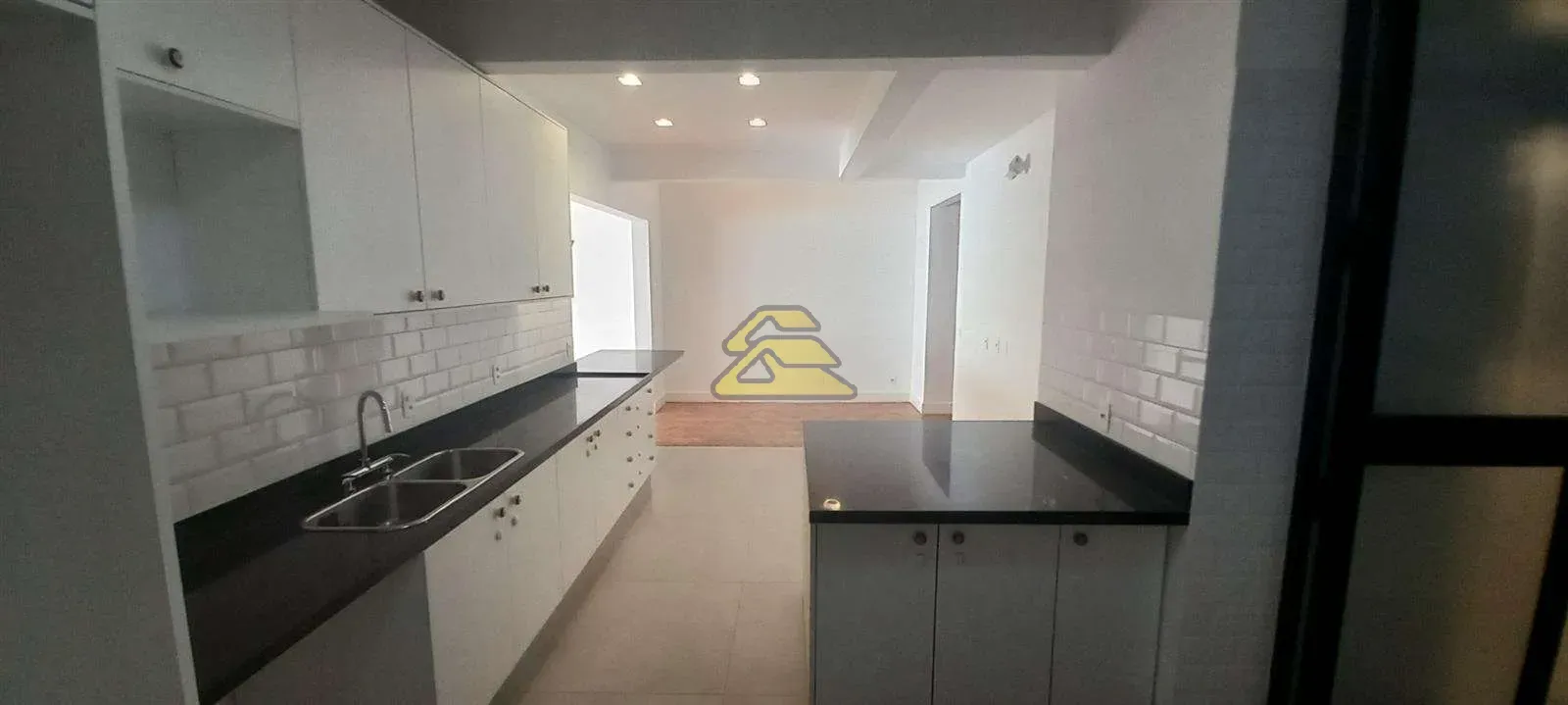Apartment with 3 bedrooms and 4 bathrooms — photo 24