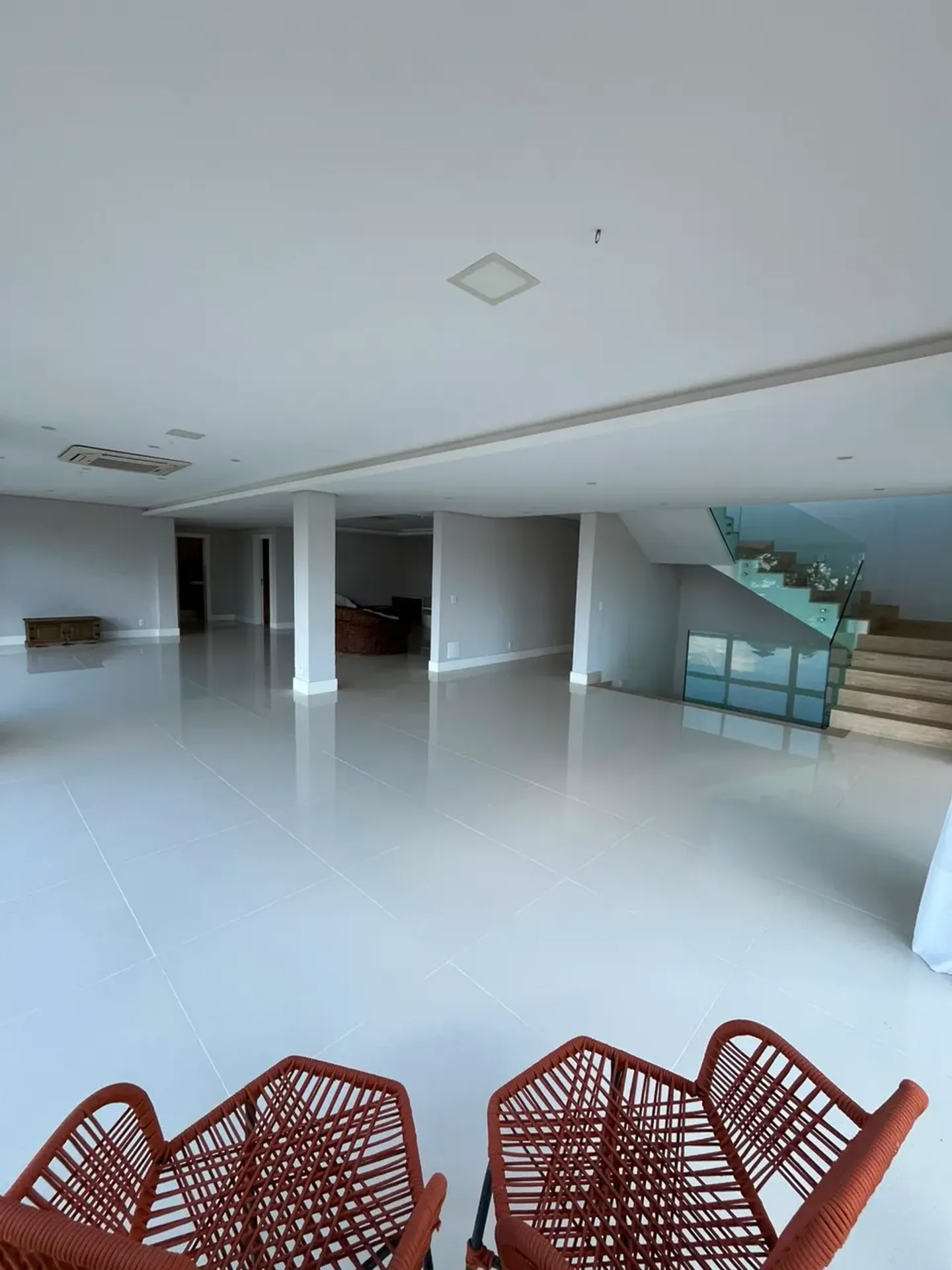 Casa de 1000 m² con vista al agua y chimenea — photo 39