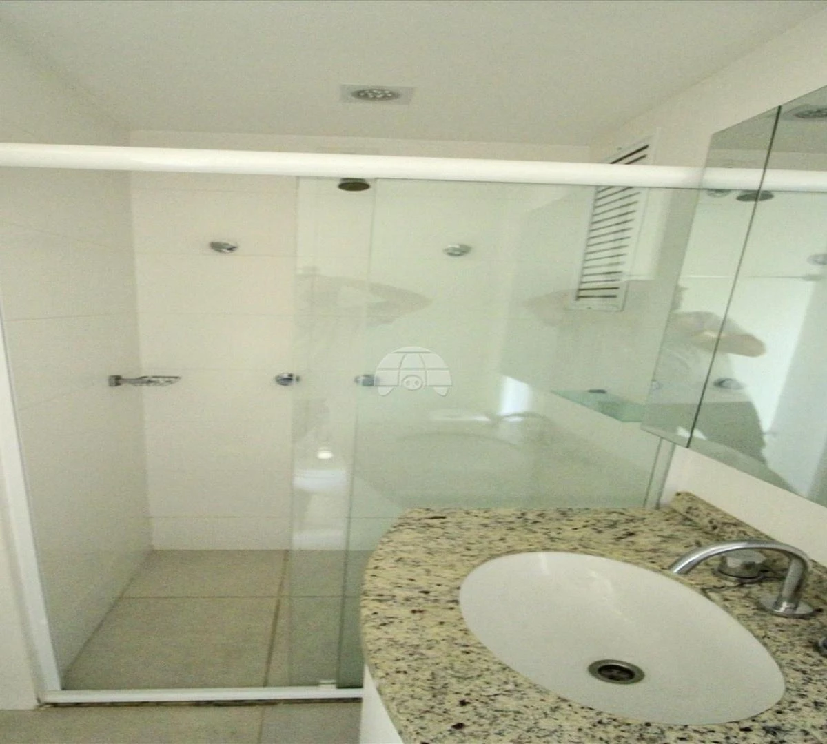 Balcony with a grill in a 2-bedroom apartment, 72 m² — photo 18
