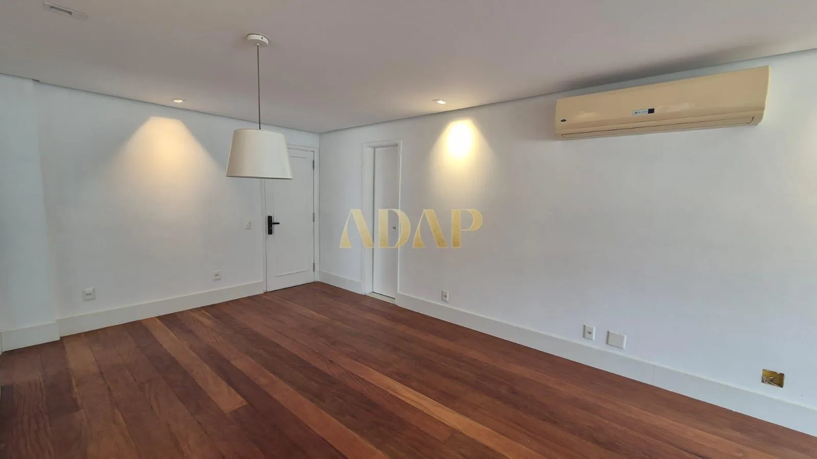 Камін та 3 спальні: квартира 123 м² — photo 9