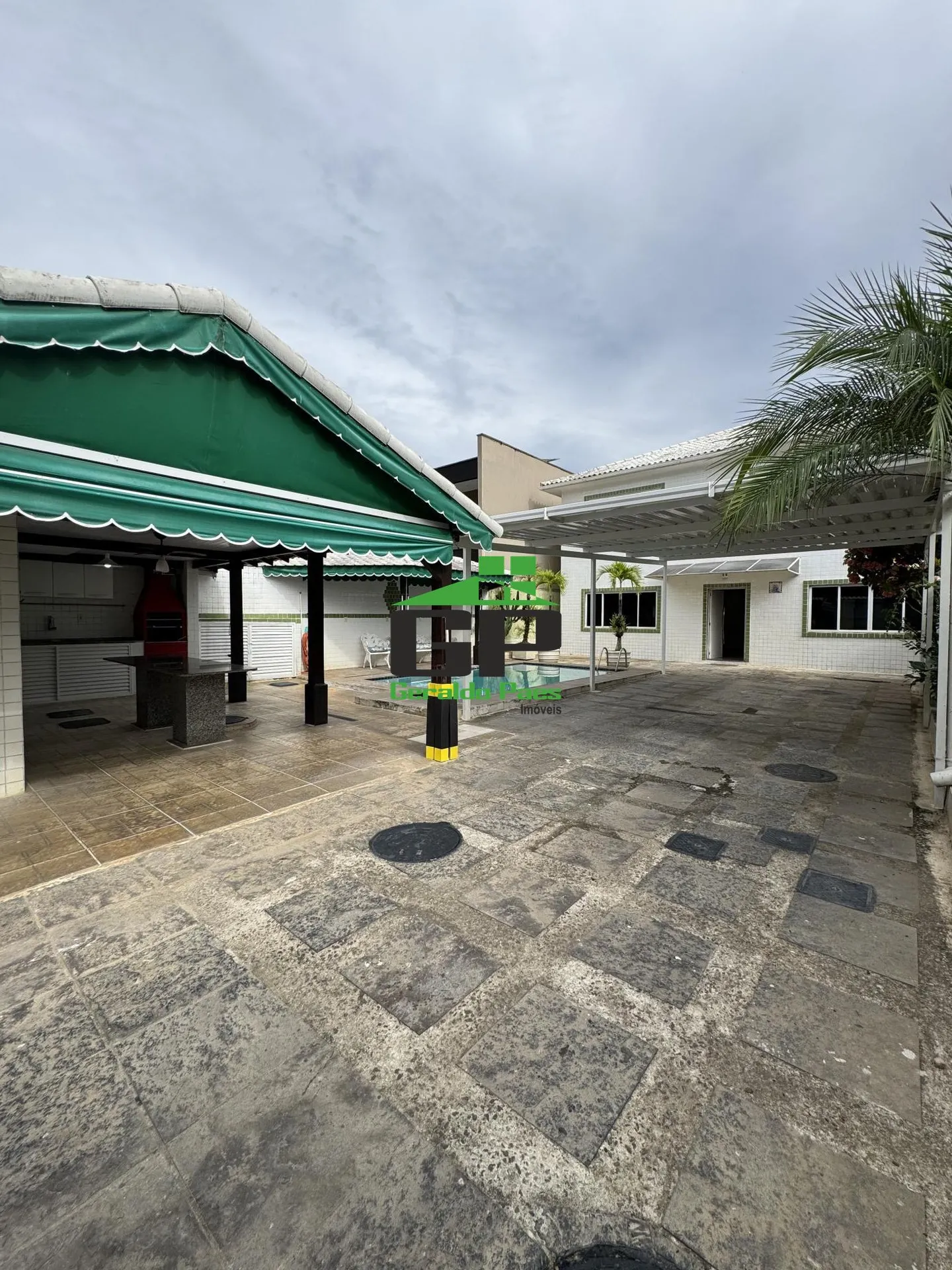 Casa com 5 quartos e 5 banheiros, cozinha fechada — photo 2
