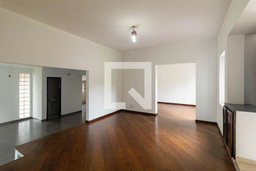3-bedroom house with wood or laminate floors in Curitiba — photo 17