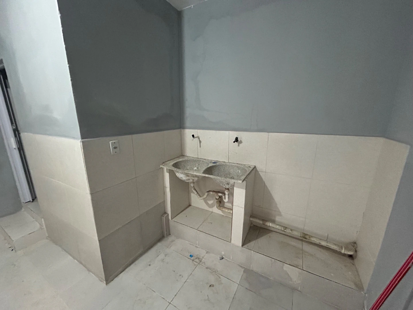Unfurnished studio with 1 bedroom and a compact kitchenette — photo 2