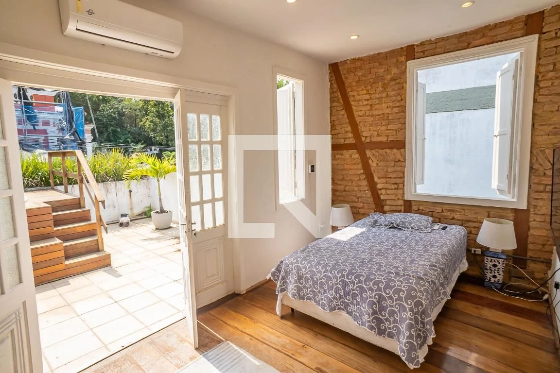 Furnished house, 300 m², with floor-to-ceiling windows — photo 58