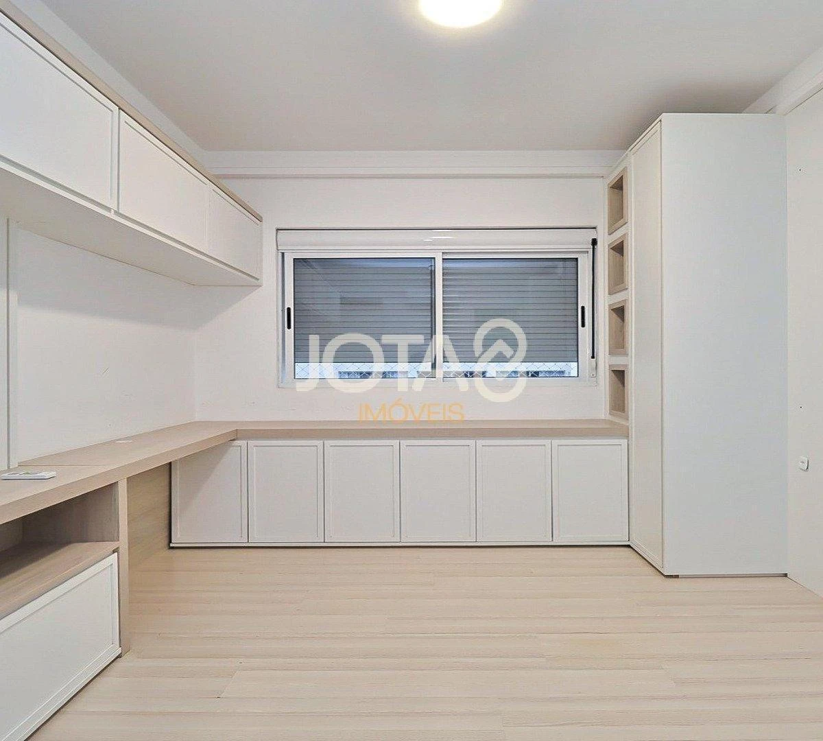 2-bedroom apartment with a glass-enclosed balcony — photo 21