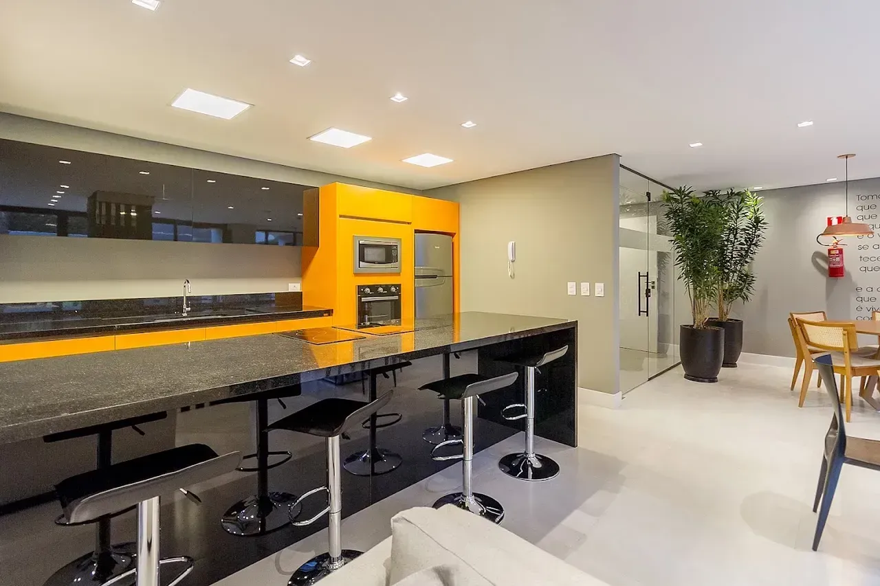 Furnished 1-bedroom apartment with open-plan kitchen — photo 2