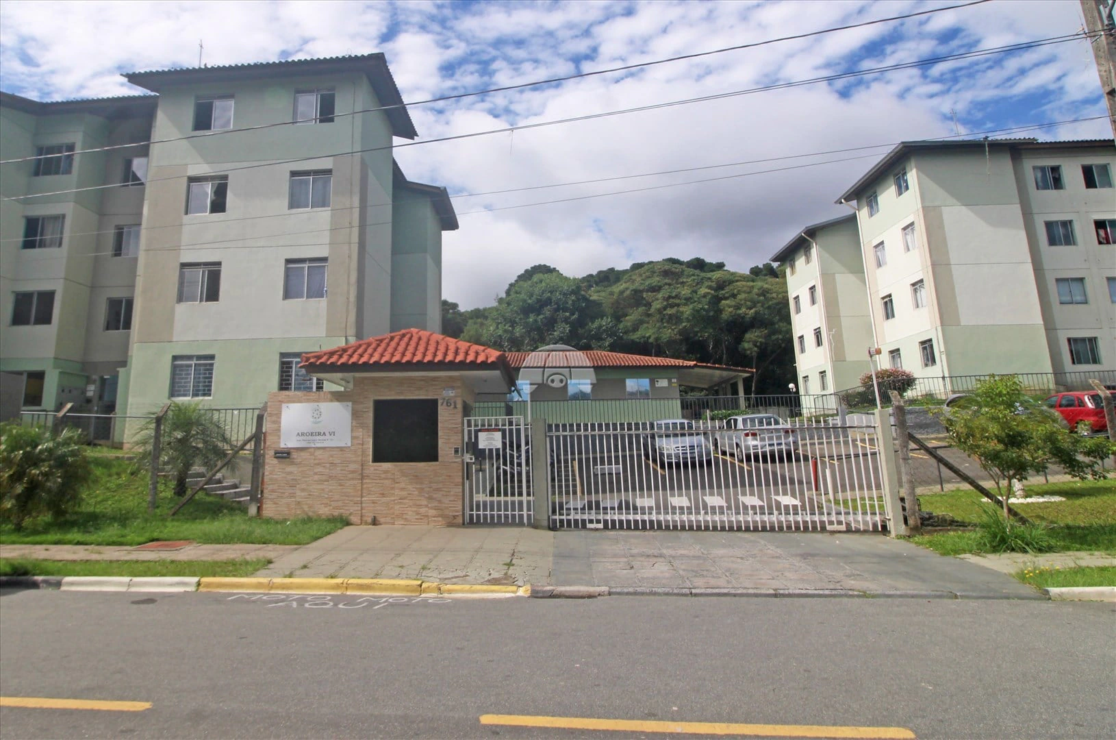 2-bedroom apartment with separate kitchen and parking — photo 3