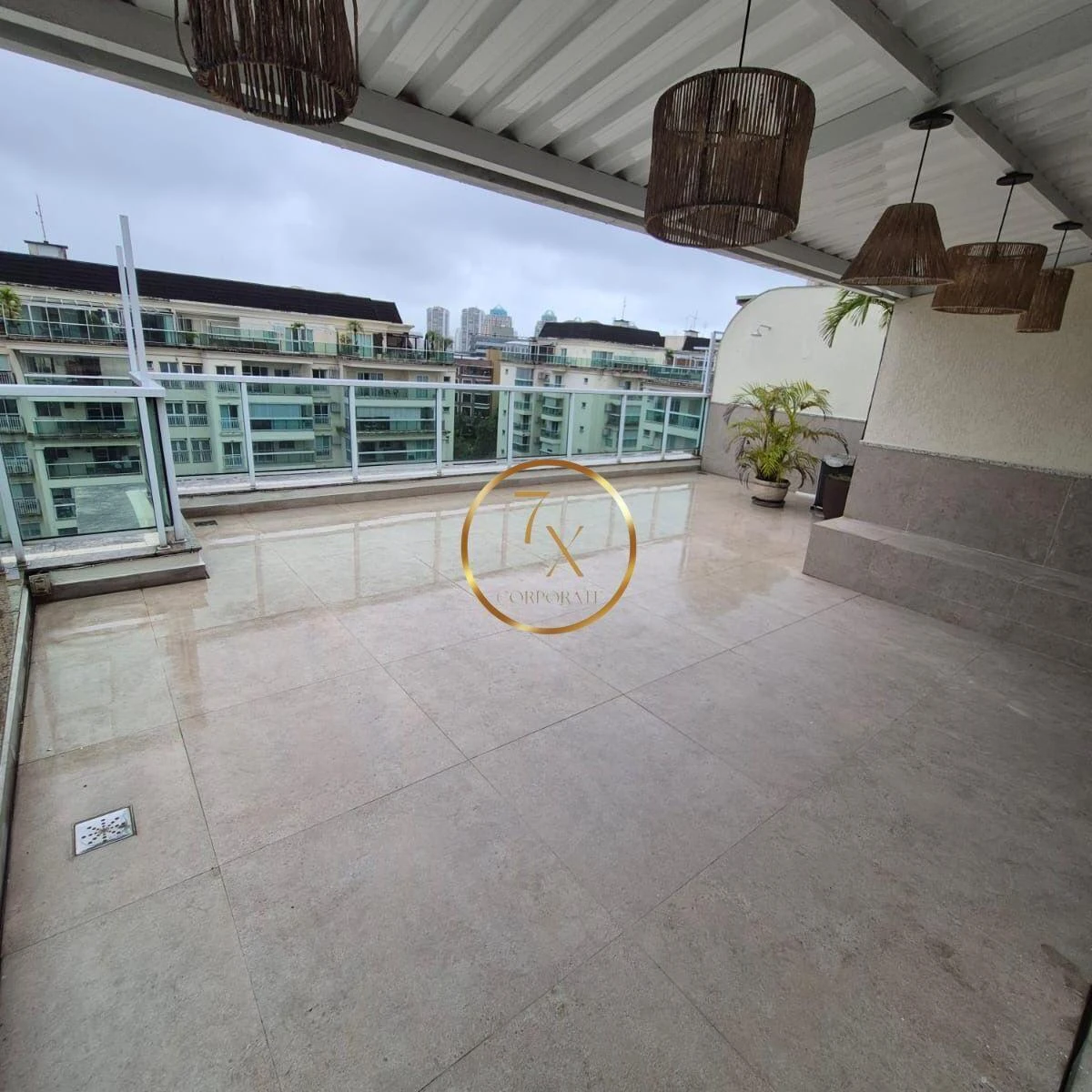 Застеклённый балкон и 3 спальни: квартира 200 м² — photo 10