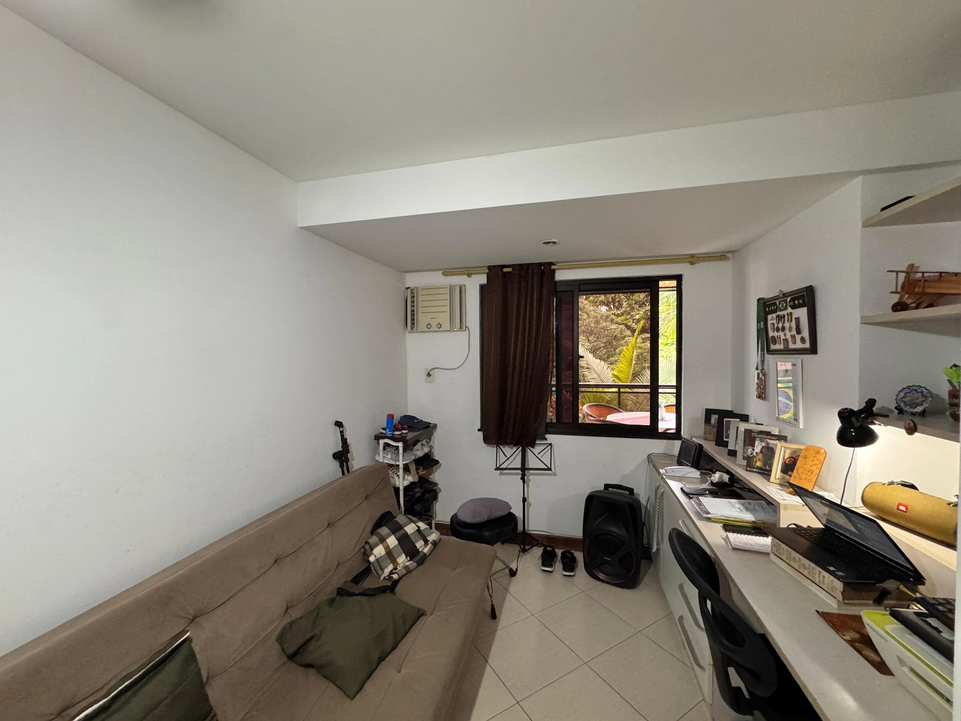Walk-in closet in a 3-bedroom apartment, 130 m² — photo 38