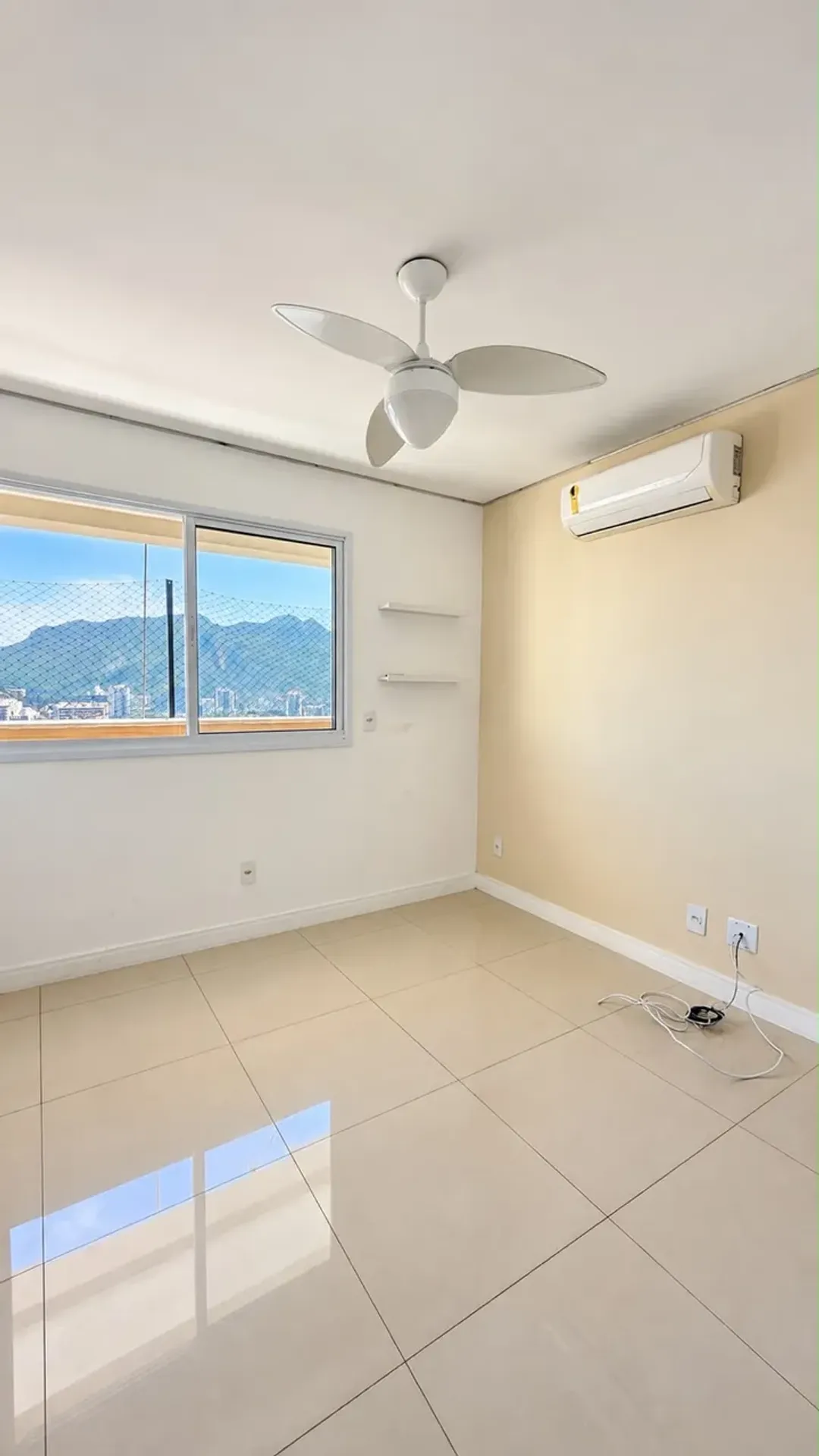 3-bedroom apartment with a mountain view in Rio de Janeiro — photo 17