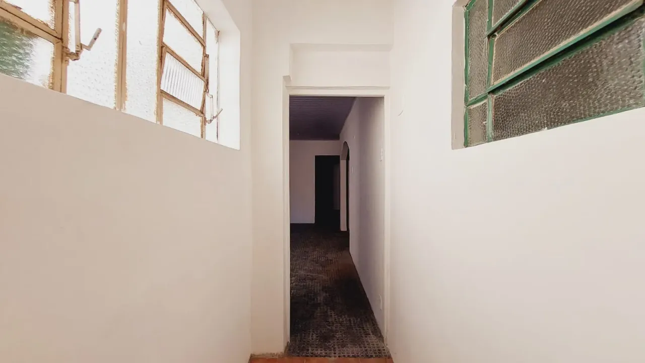 Unfurnished house with 5 bedrooms, 2 bathrooms, no parking — photo 11