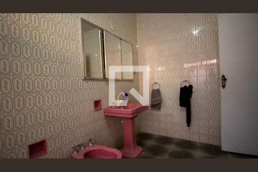 Furnished house with 5 bedrooms and 2100 m² — photo 49