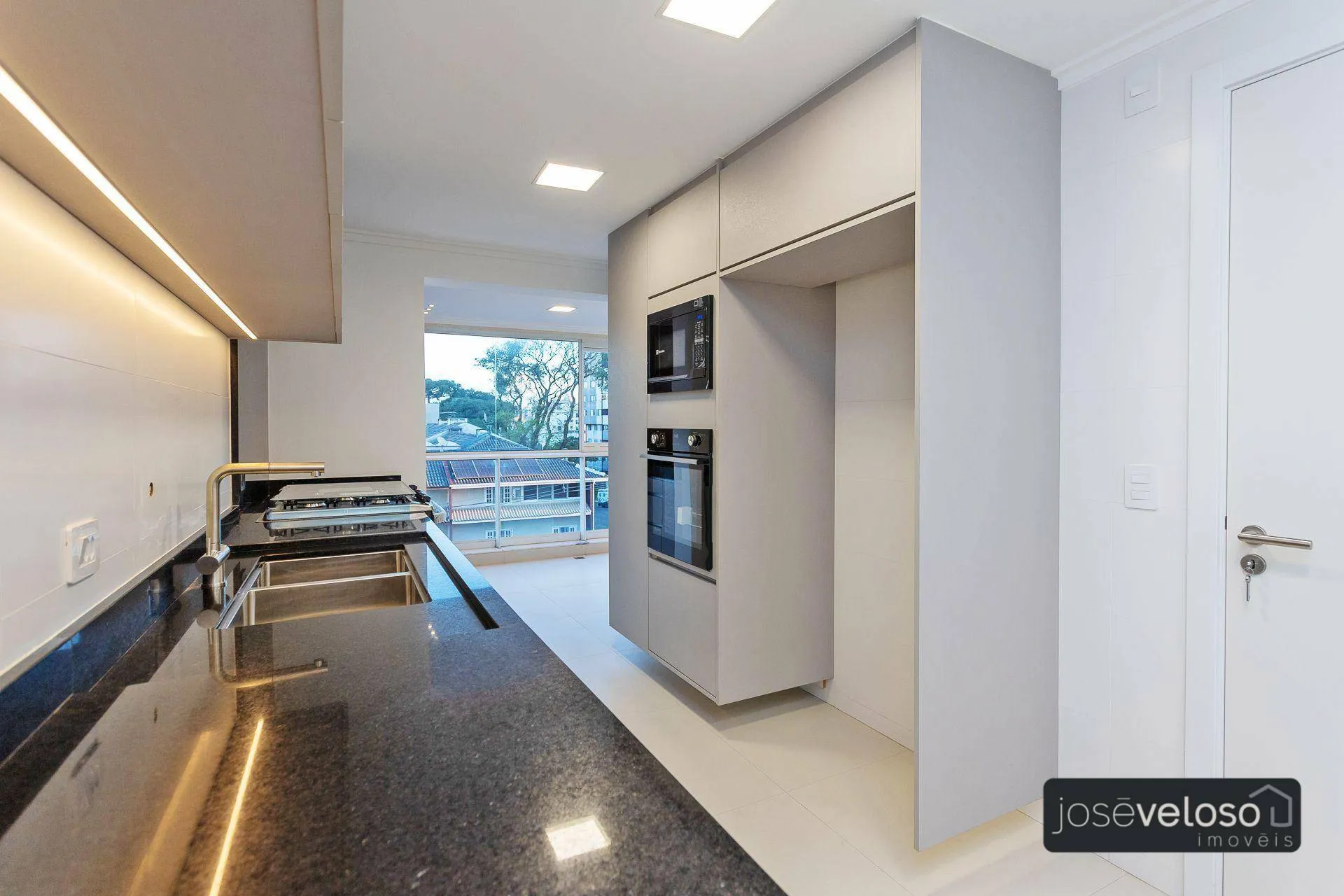 Apartment with open-plan kitchen and 4 bedrooms, 297 m² — photo 12