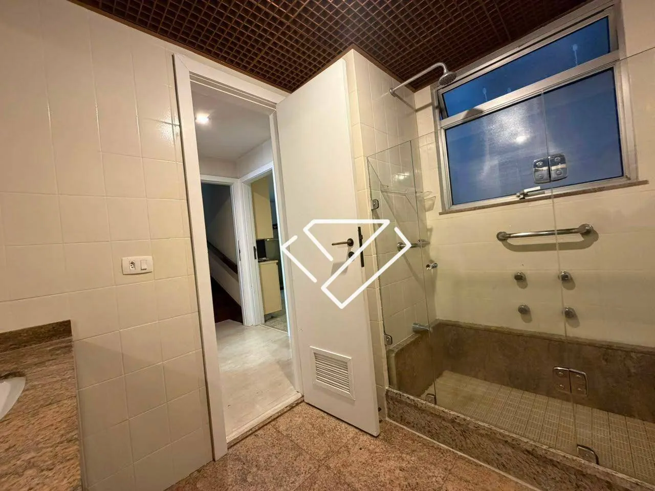 Penthouse with 3 bedrooms, 4 bathrooms and enclosed balcony — photo 46