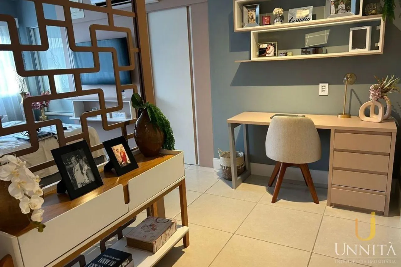 Apartamento residencial con balcón acristalado y vistas — photo 11