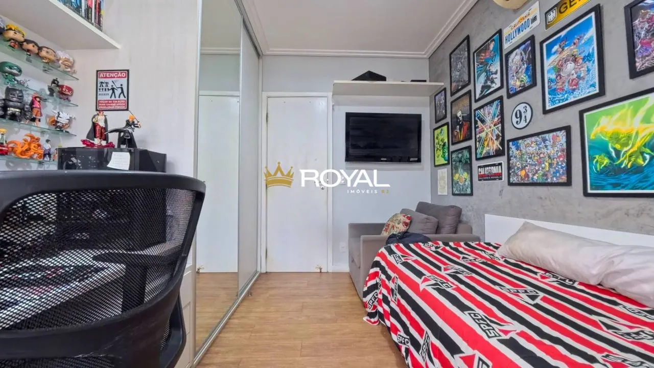 4-bedroom apartment in a building with a pool — photo 24