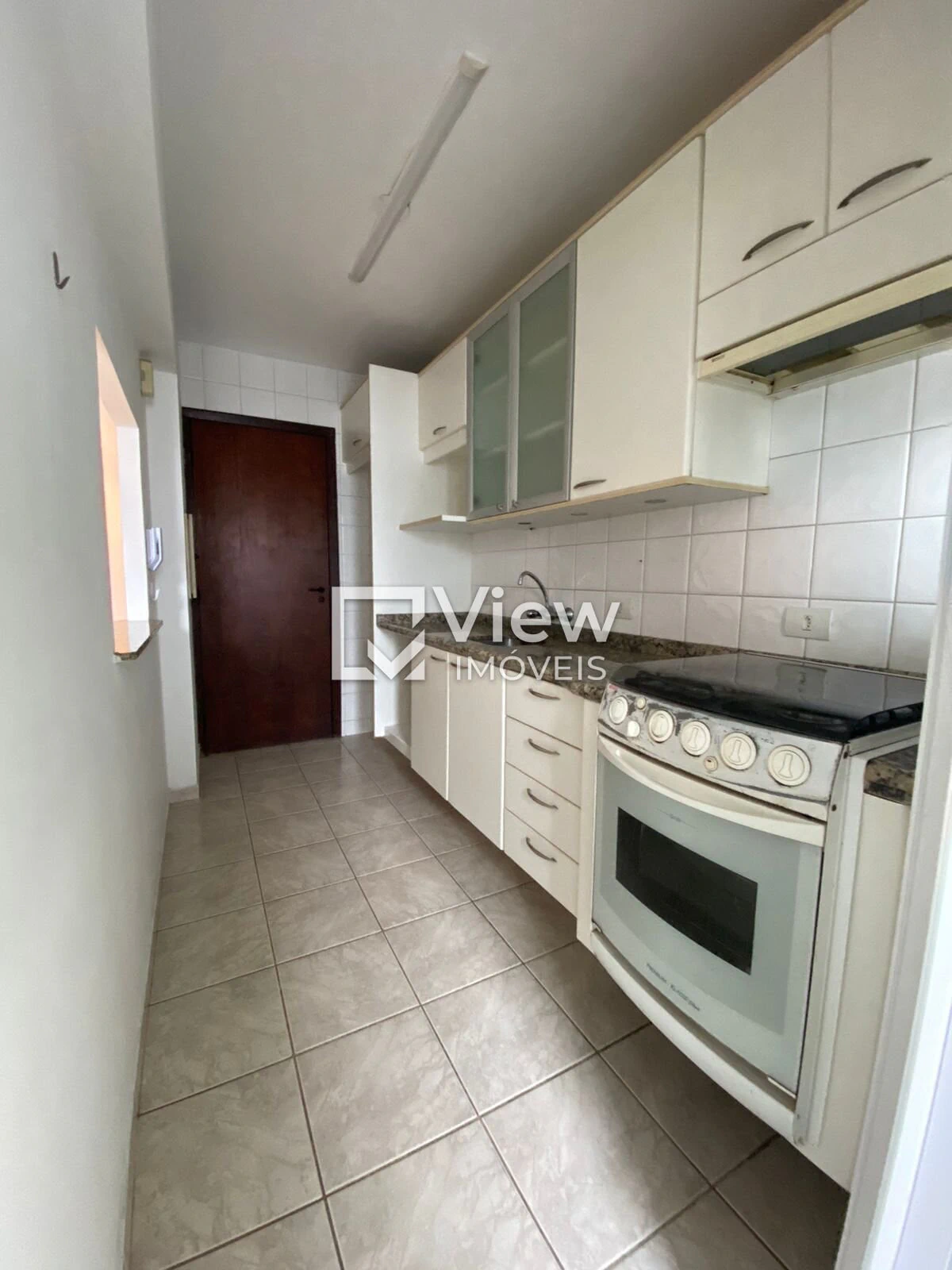 3-bedroom apartment with wood or laminate floors — photo 2