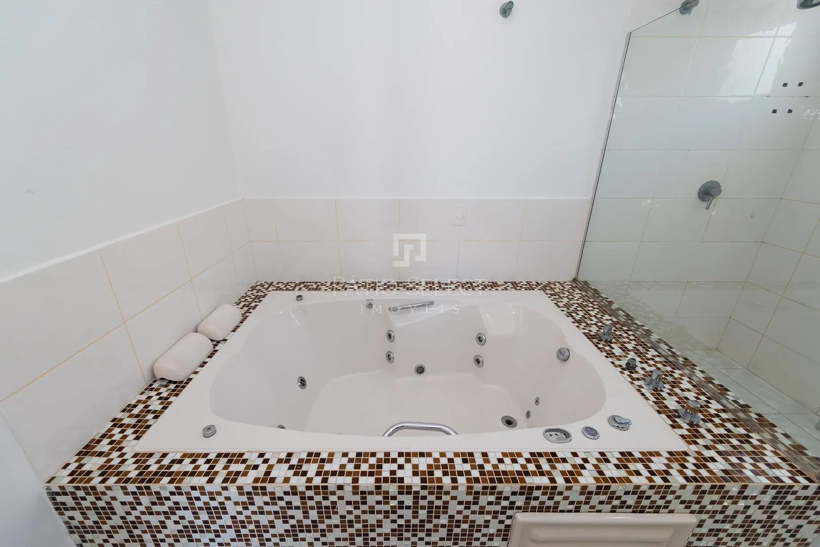 Furnished house, 305 m², with a bathtub — photo 74