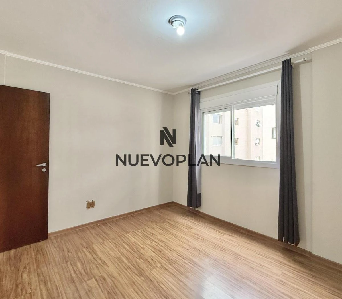 Wood or laminate floors in a 3-bedroom apartment, 78 m² — photo 3