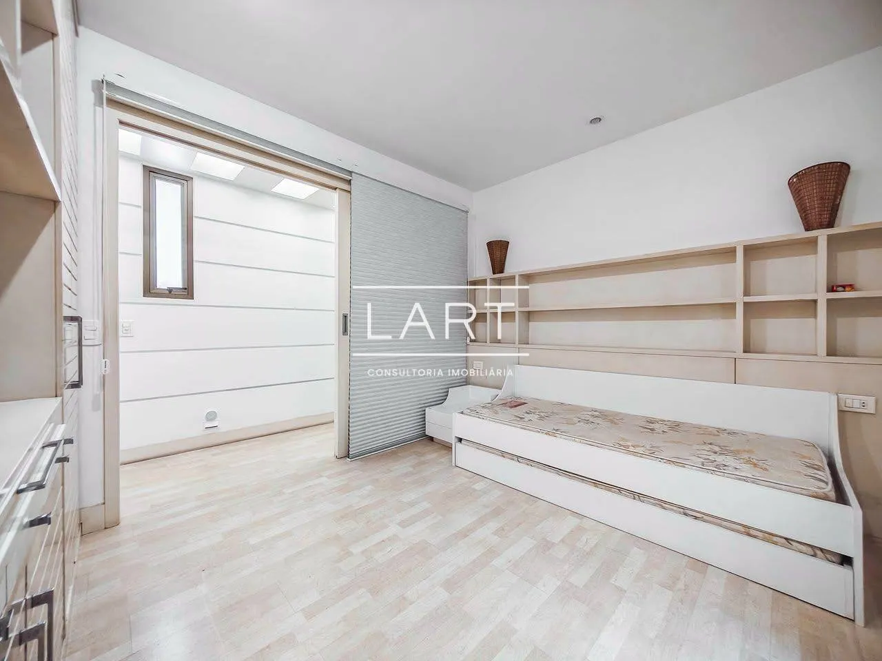 Home office in a 3-bedroom apartment, 191 m² — photo 23