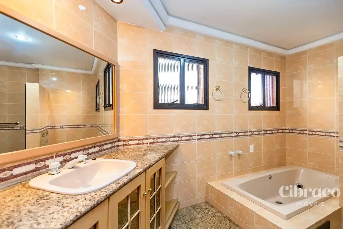 250 m² apartment with 3 bedrooms and a balcony — photo 26