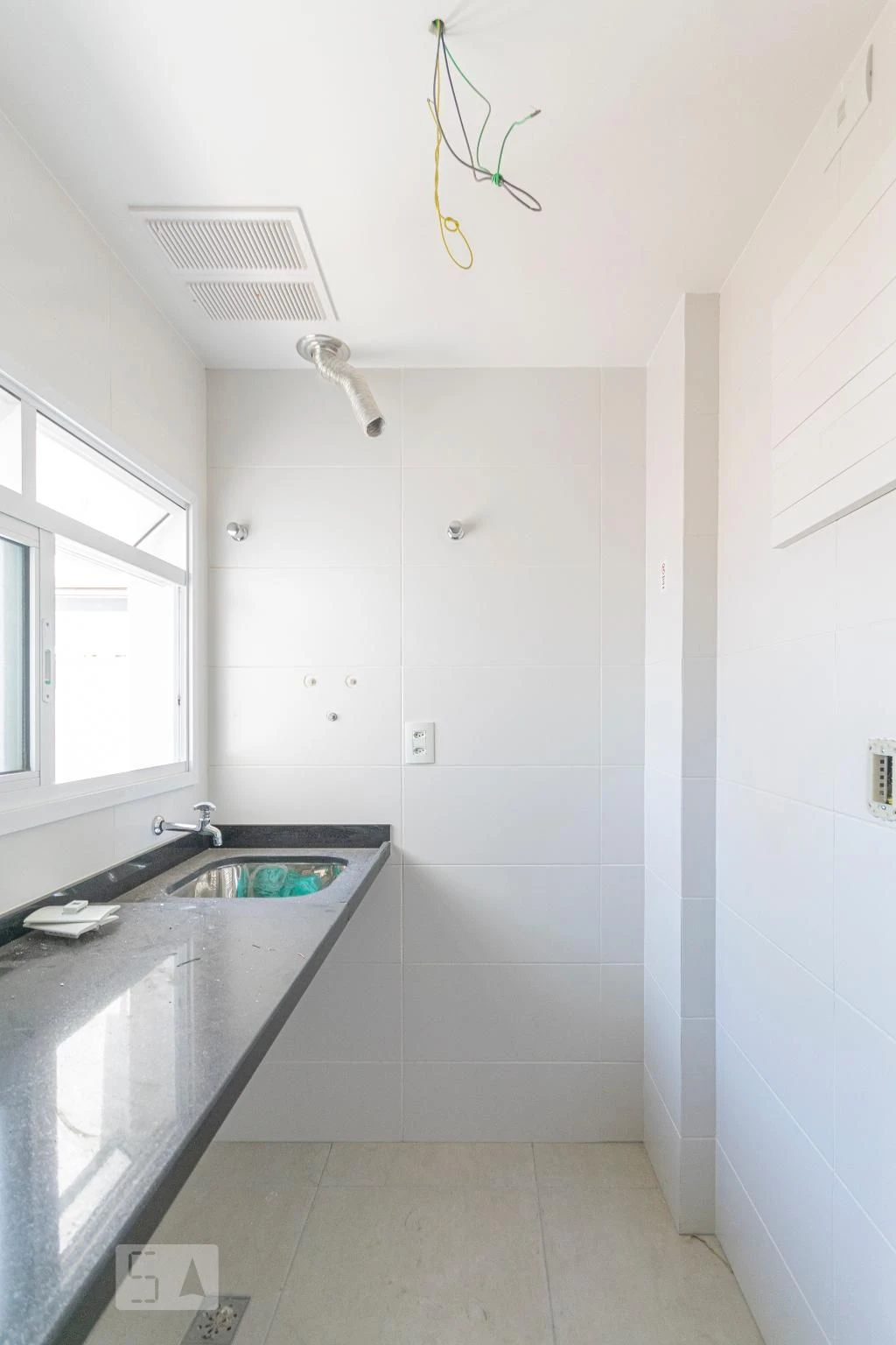 Balcony with a grill in a 2-bedroom apartment, 60 m² — photo 27