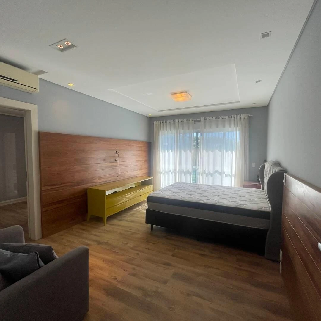 5-bedroom house with a glass-enclosed balcony — photo 16
