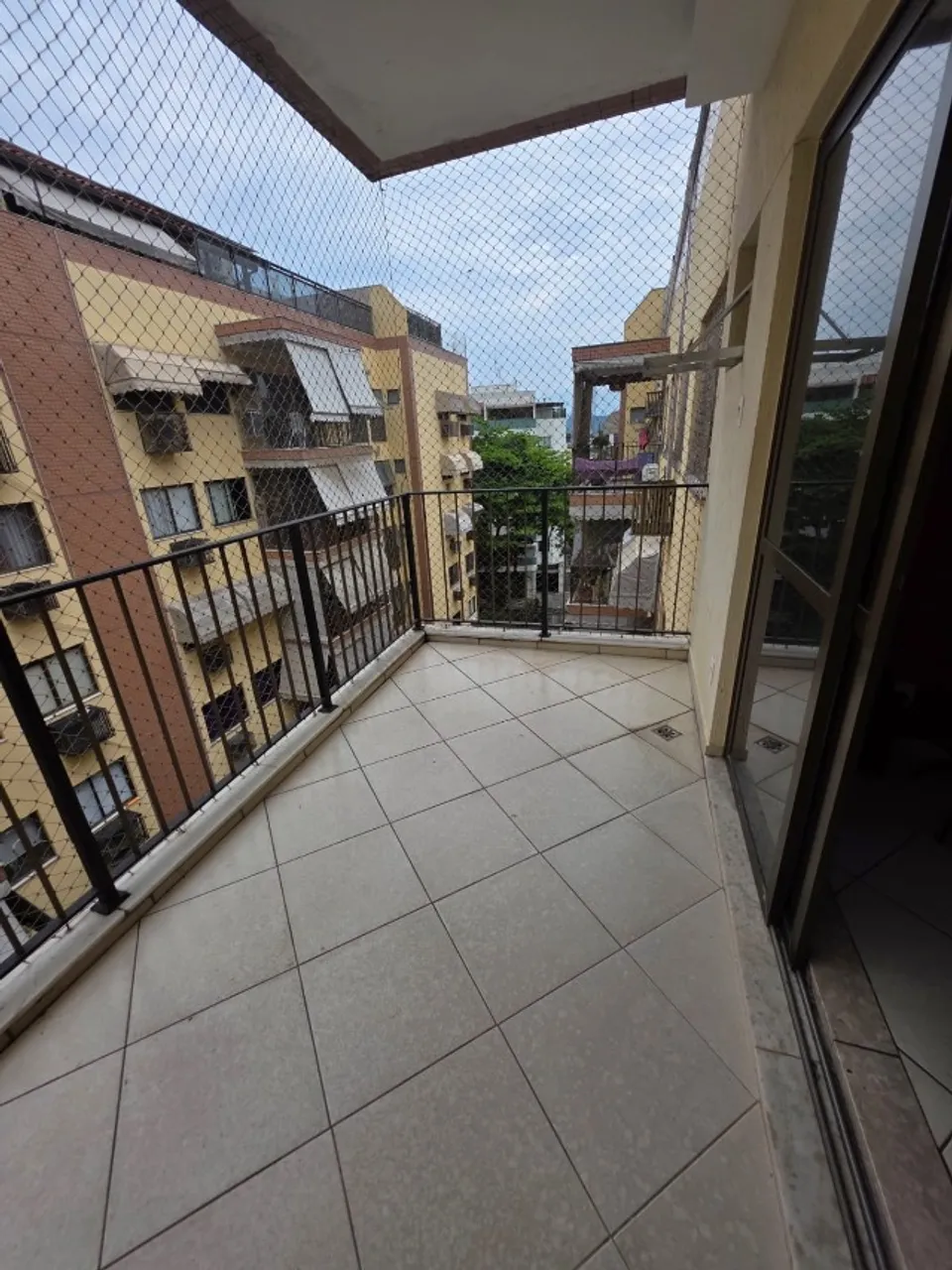 Apartamento com 2 quartos e cozinha fechada