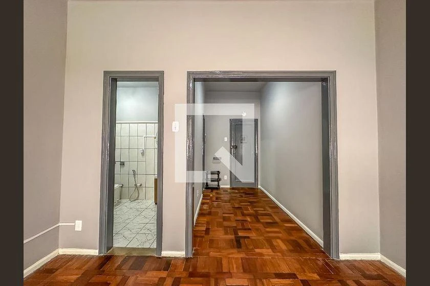 Studio com piso de madeira ou laminado, Centro — photo 10