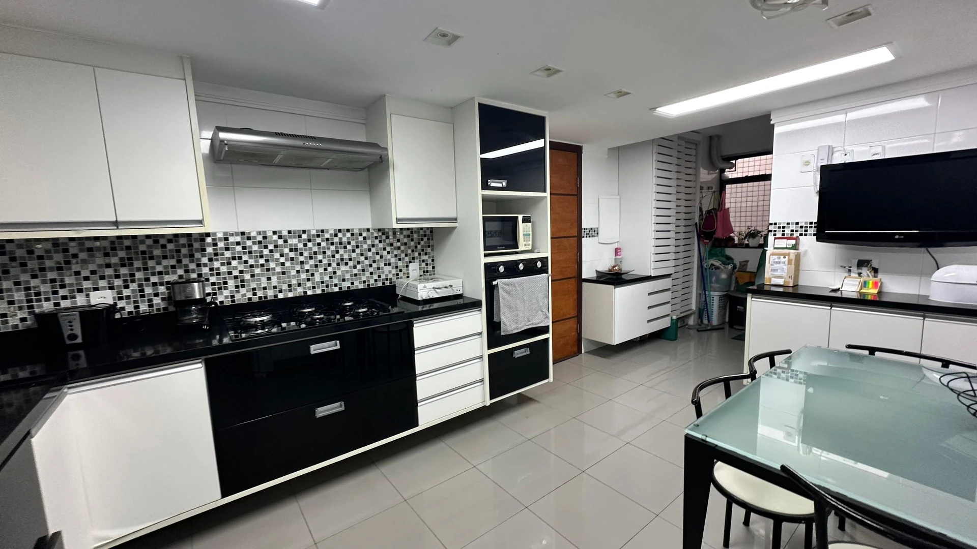 300 m² apartment with a washing machine and a dishwasher — photo 4