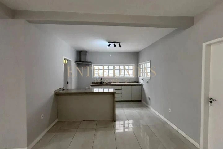 4-bedroom house with open-plan gas kitchen — photo 2