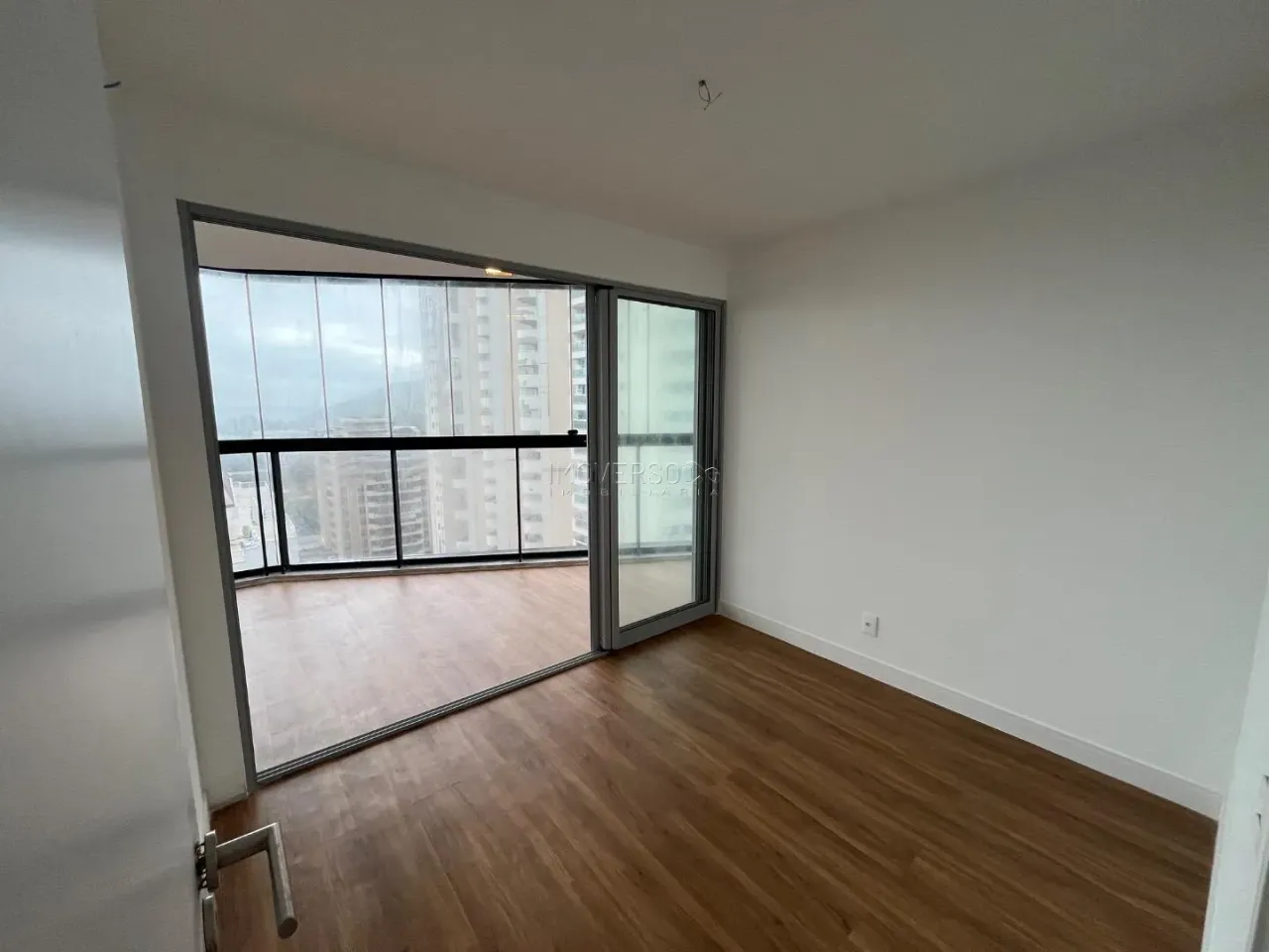 Glass-enclosed balcony in a 3-bedroom apartment, 120 m² — photo 5
