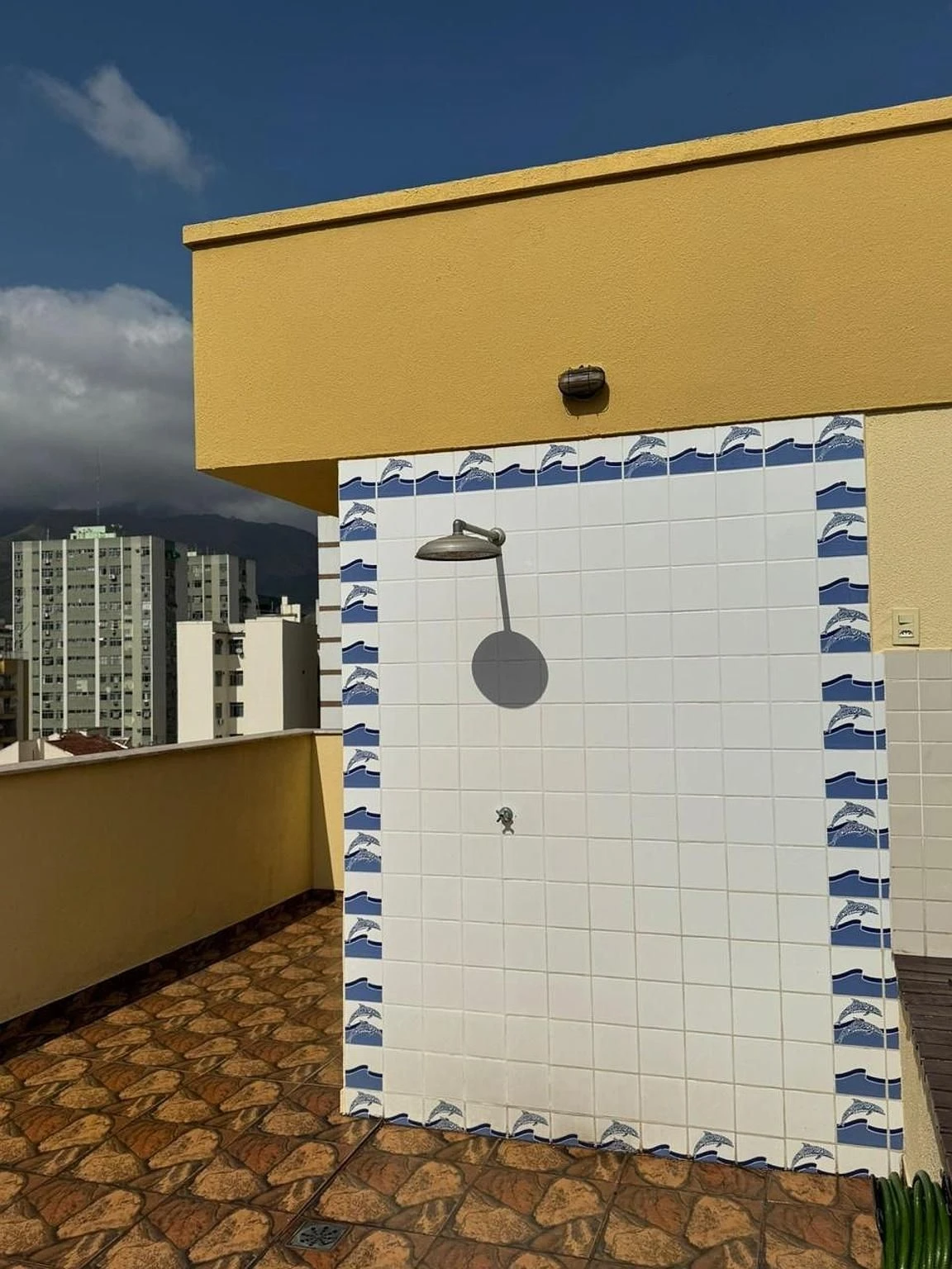 Apartment with 3 bedrooms and 4 bathrooms, balcony sink — photo 3