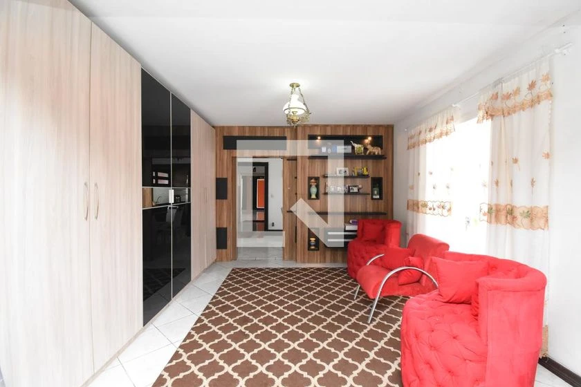 House with 5 bedrooms plus laundry with a washing machine
