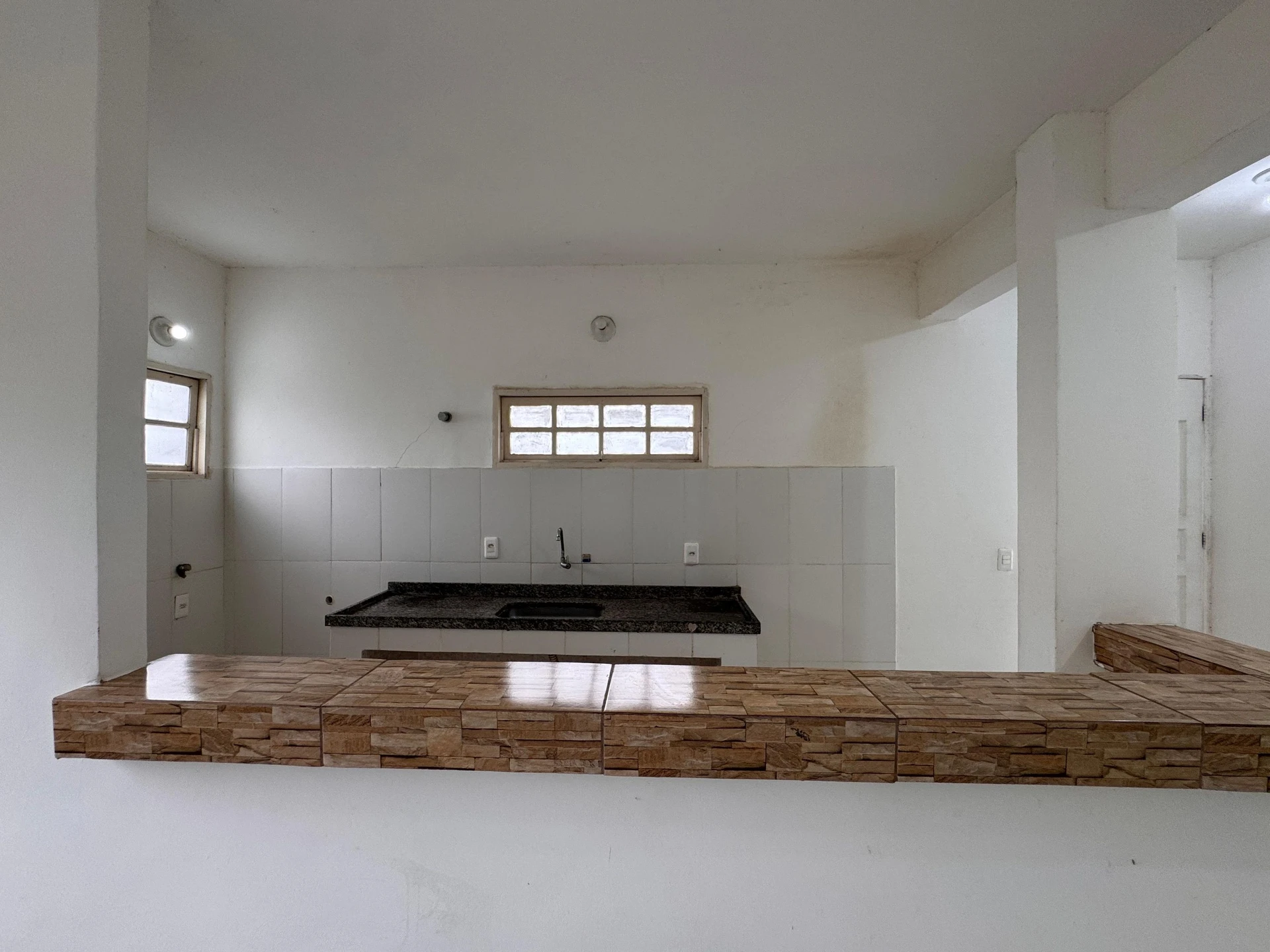 2-bedroom house with 1 bathroom no parking — photo 11