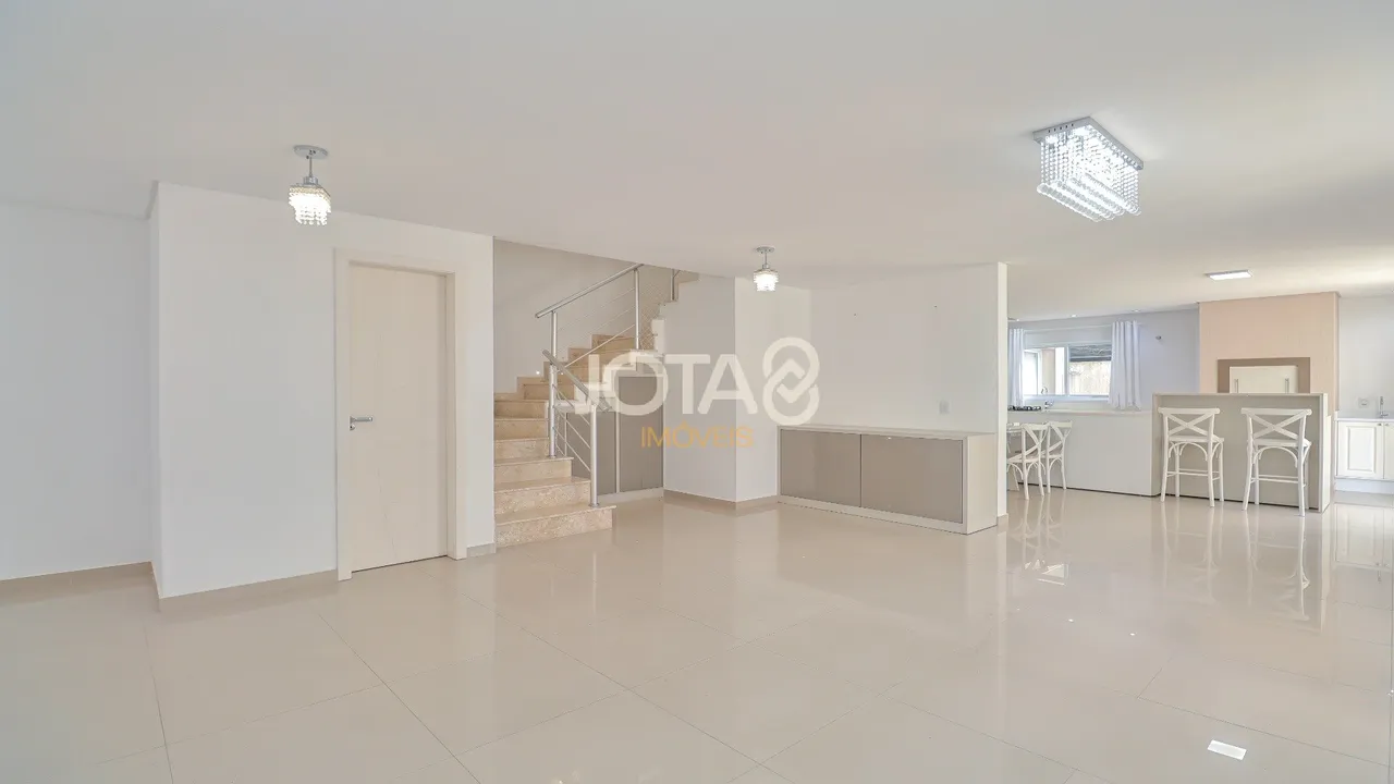 House with 3 bedrooms and an open-plan kitchen — photo 4