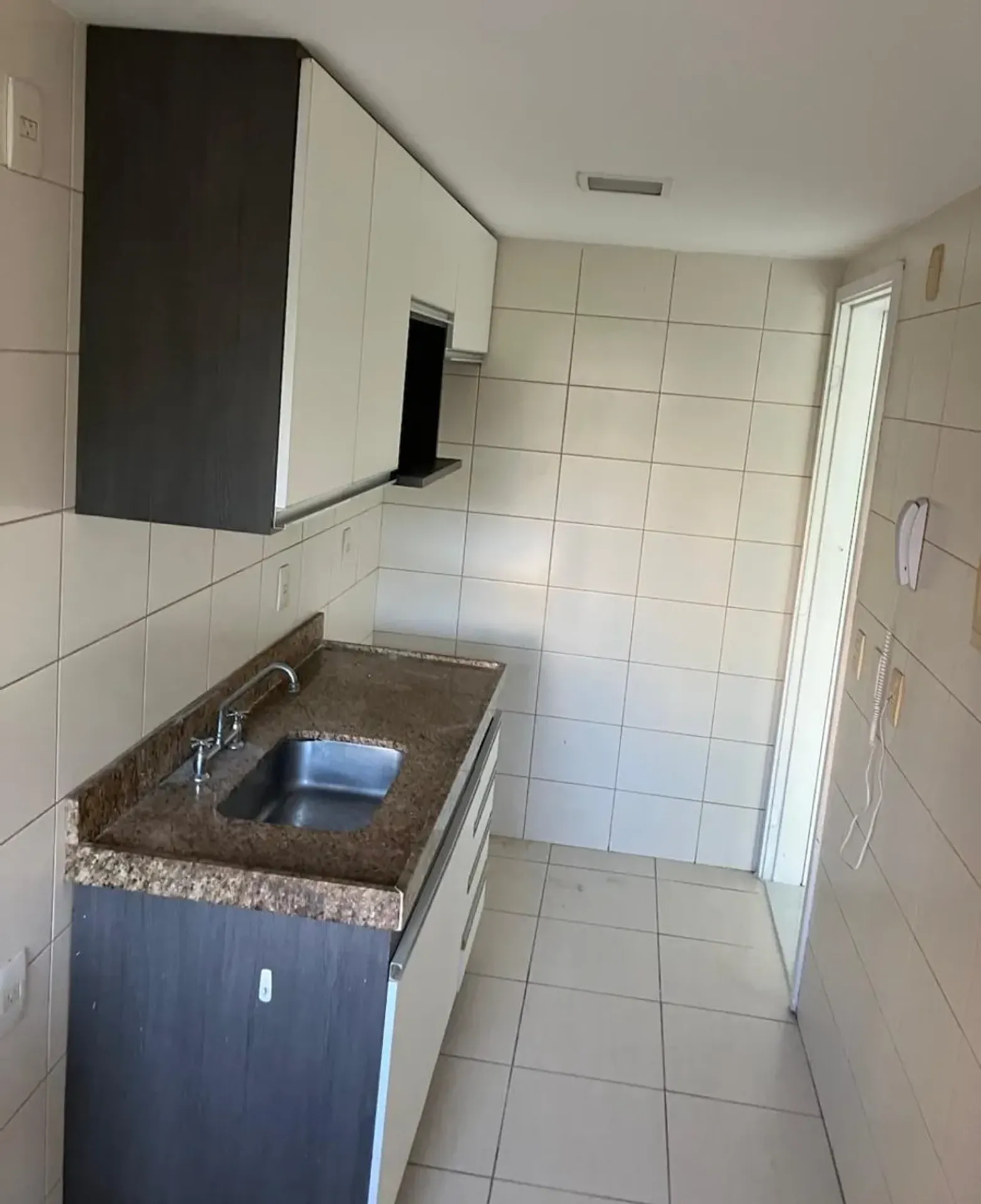 Apartamento com 2 quartos e cozinha separada com fogão — photo 23