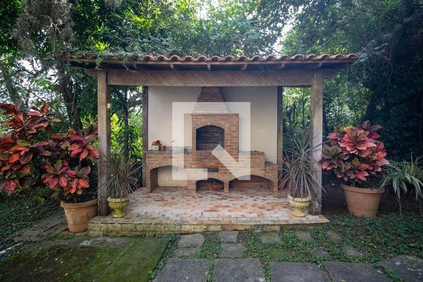 Furnished house with 4 bedrooms and 215 m² — photo 50