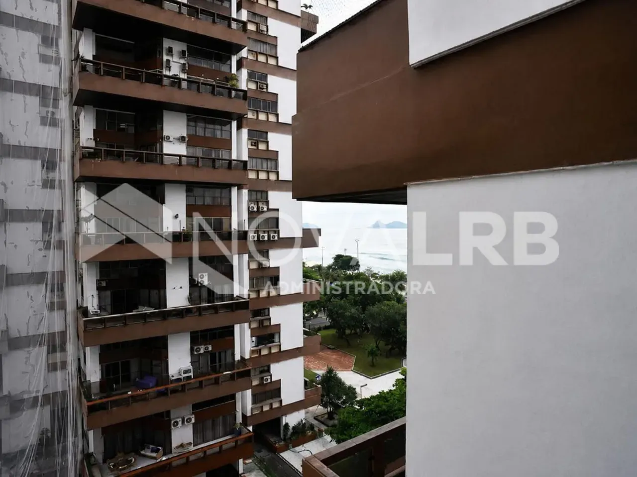 4-bedroom apartment with enclosed glass balcony — photo 24