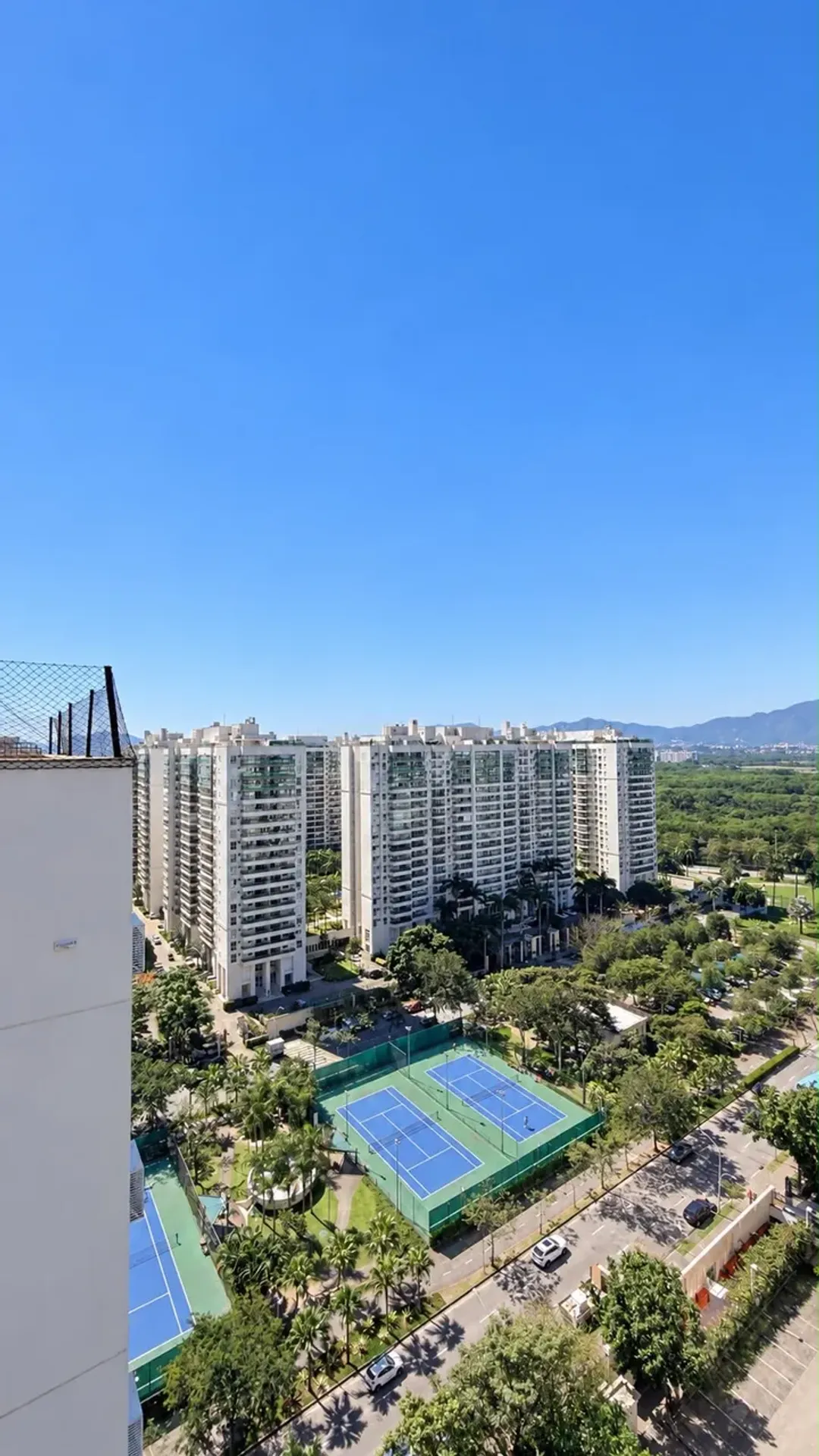 3-bedroom apartment with a mountain view in Rio de Janeiro — photo 16