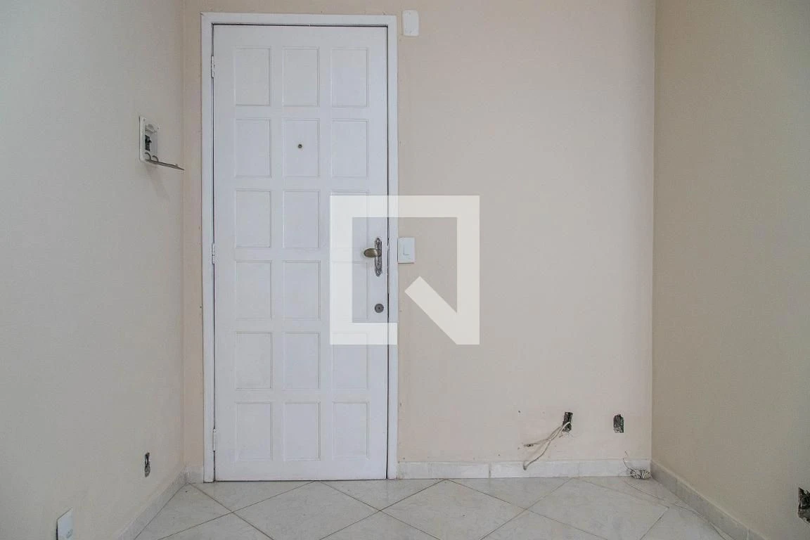 Unfurnished 1-bedroom apartment with a glass shower — photo 16