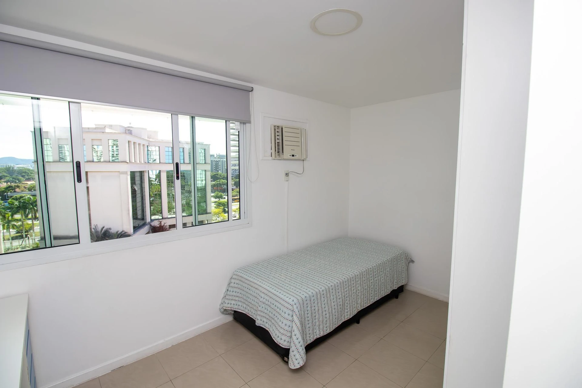 3-bedroom apartment with a glass-enclosed balcony — photo 29