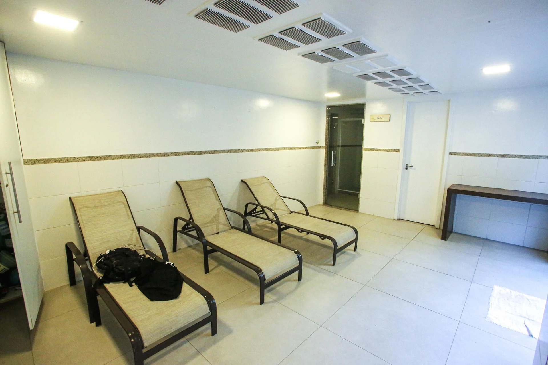 Glass-enclosed balcony in a 3-bedroom apartment, 131 m² — photo 53