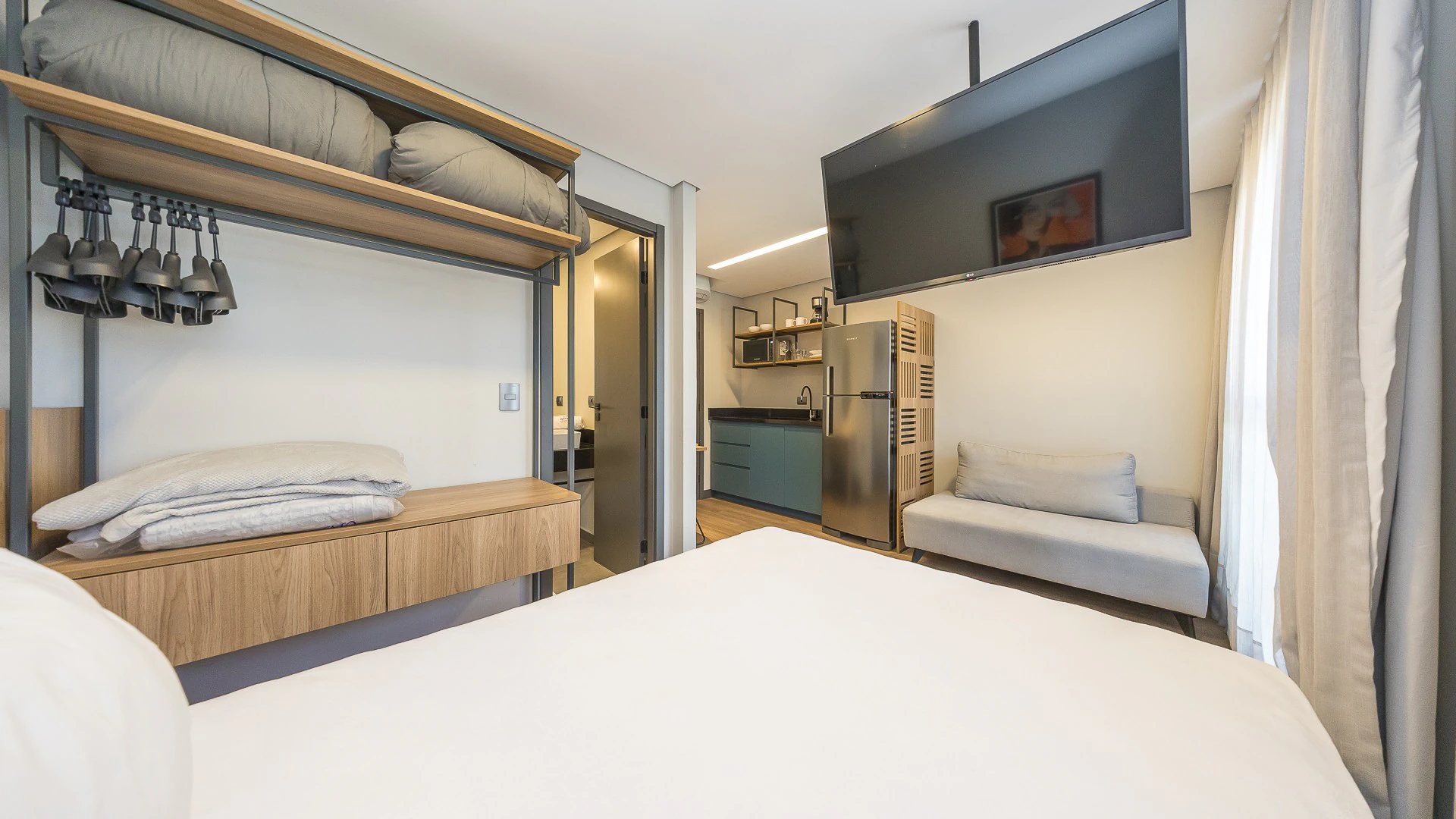 20 m² furnished studio on the 4th floor, no parking