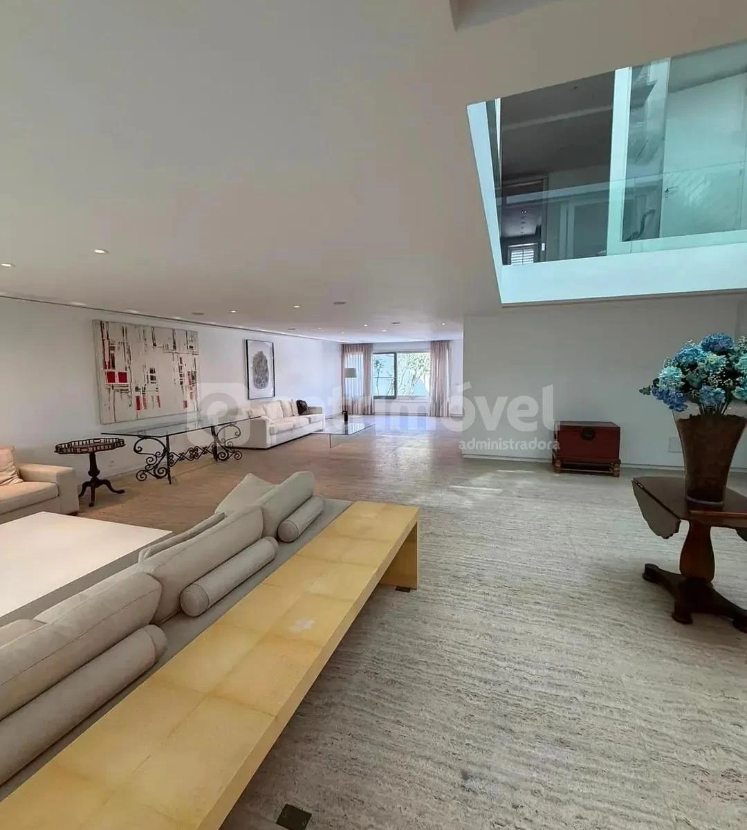 4-bedroom house with floor-to-ceiling windows — photo 8