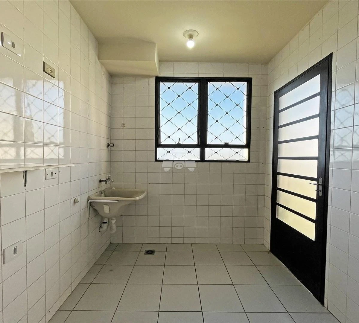 Balcony with a grill in a 3-bedroom apartment, 73 m² — photo 10