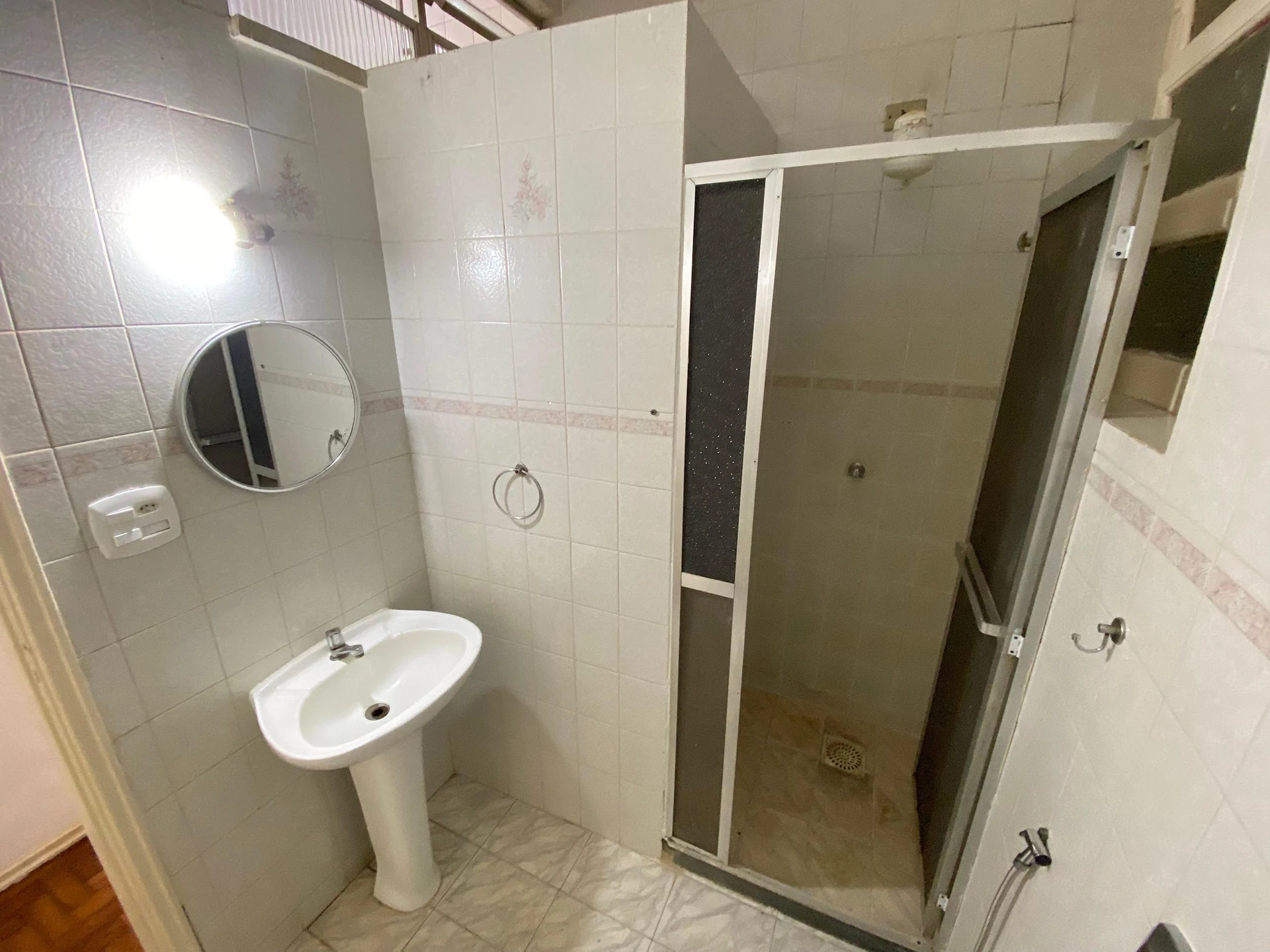 Bathtub in a one-bedroom apartment, 50 m² — photo 31