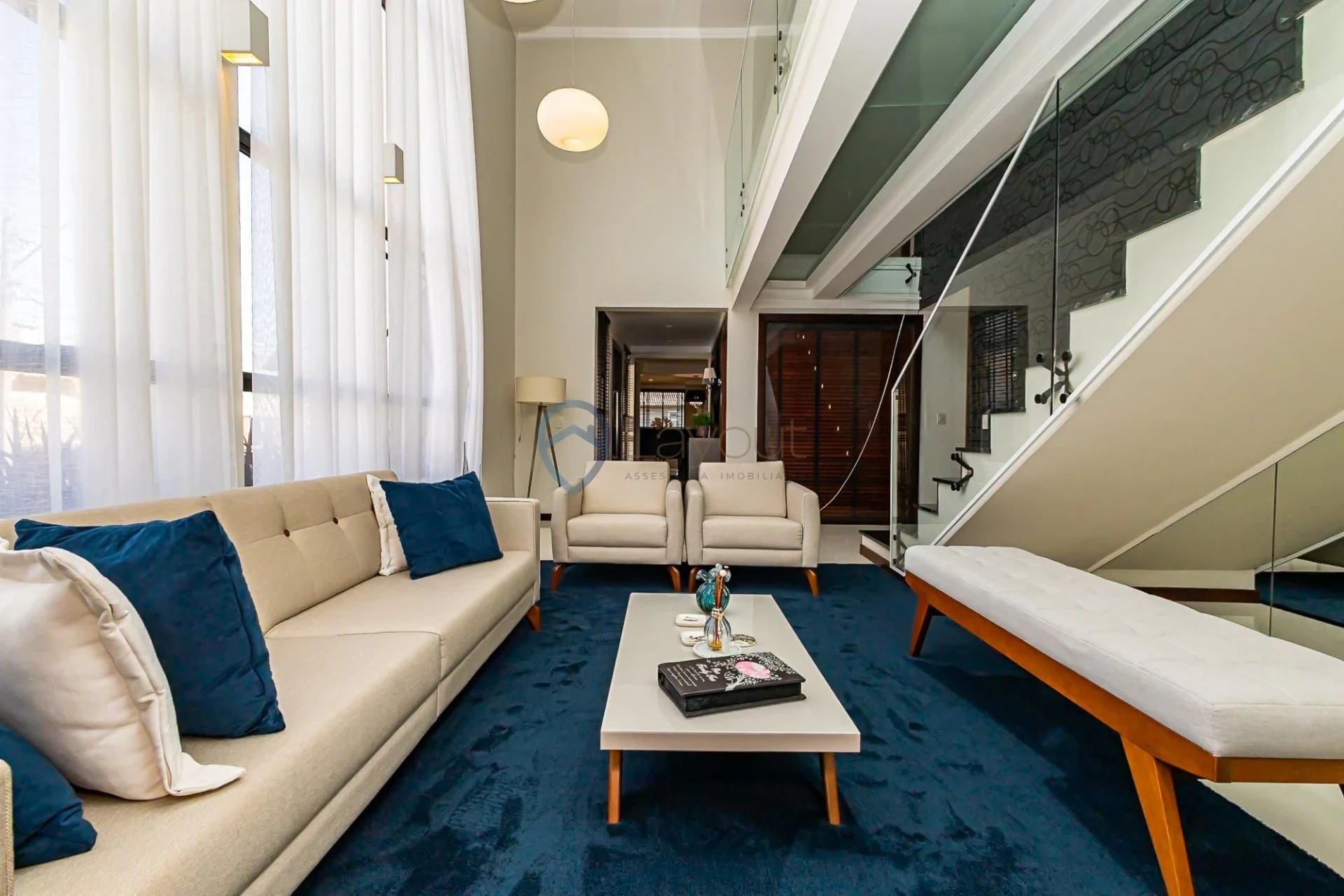 Glass-enclosed balcony in a 4-bedroom house, 381 m²