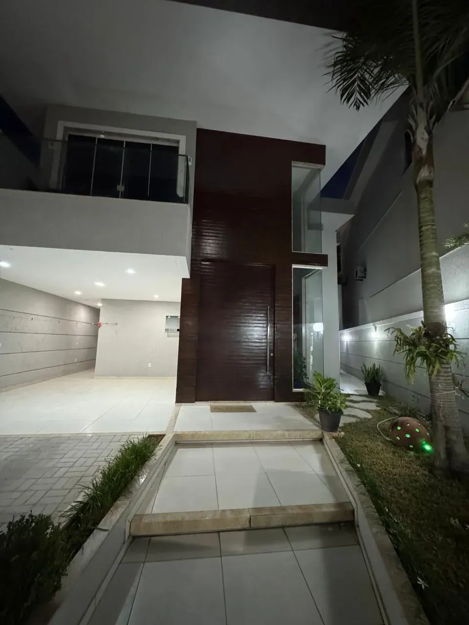 Furnished triplex home with 5 bedrooms and 5 bathrooms — photo 4