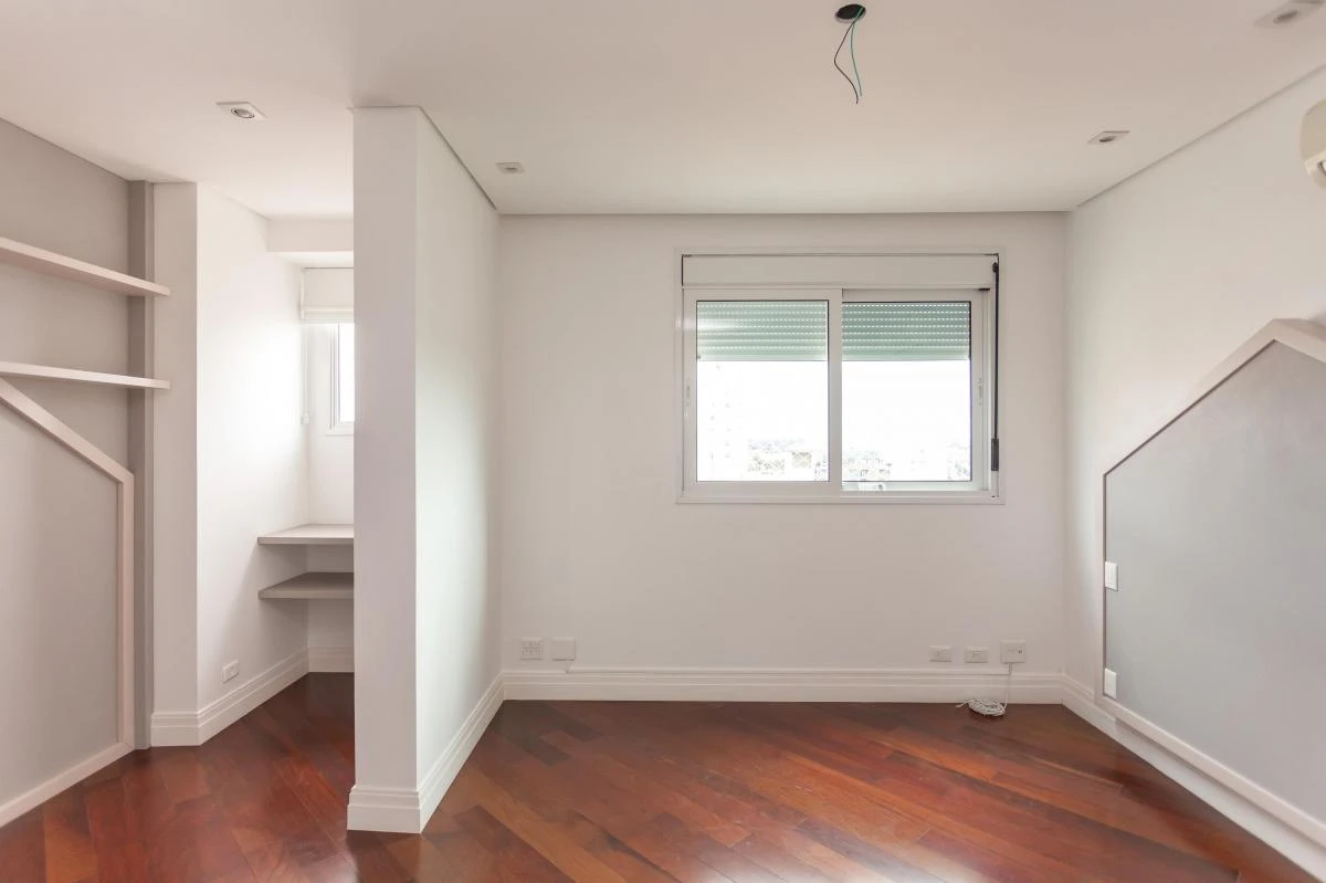 Glass-enclosed balcony in a 3-bedroom apartment, 297 m² — photo 32